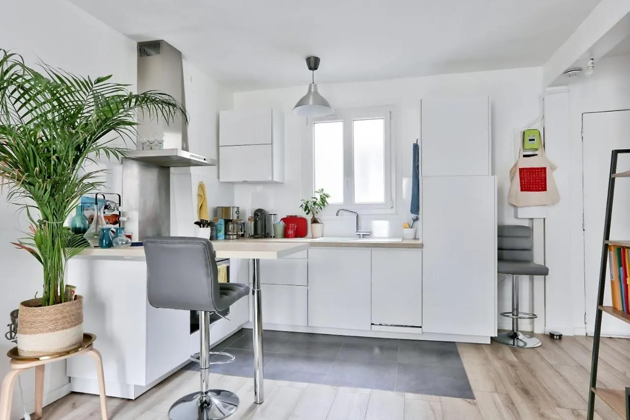 Bright Apartment For 4 People París
