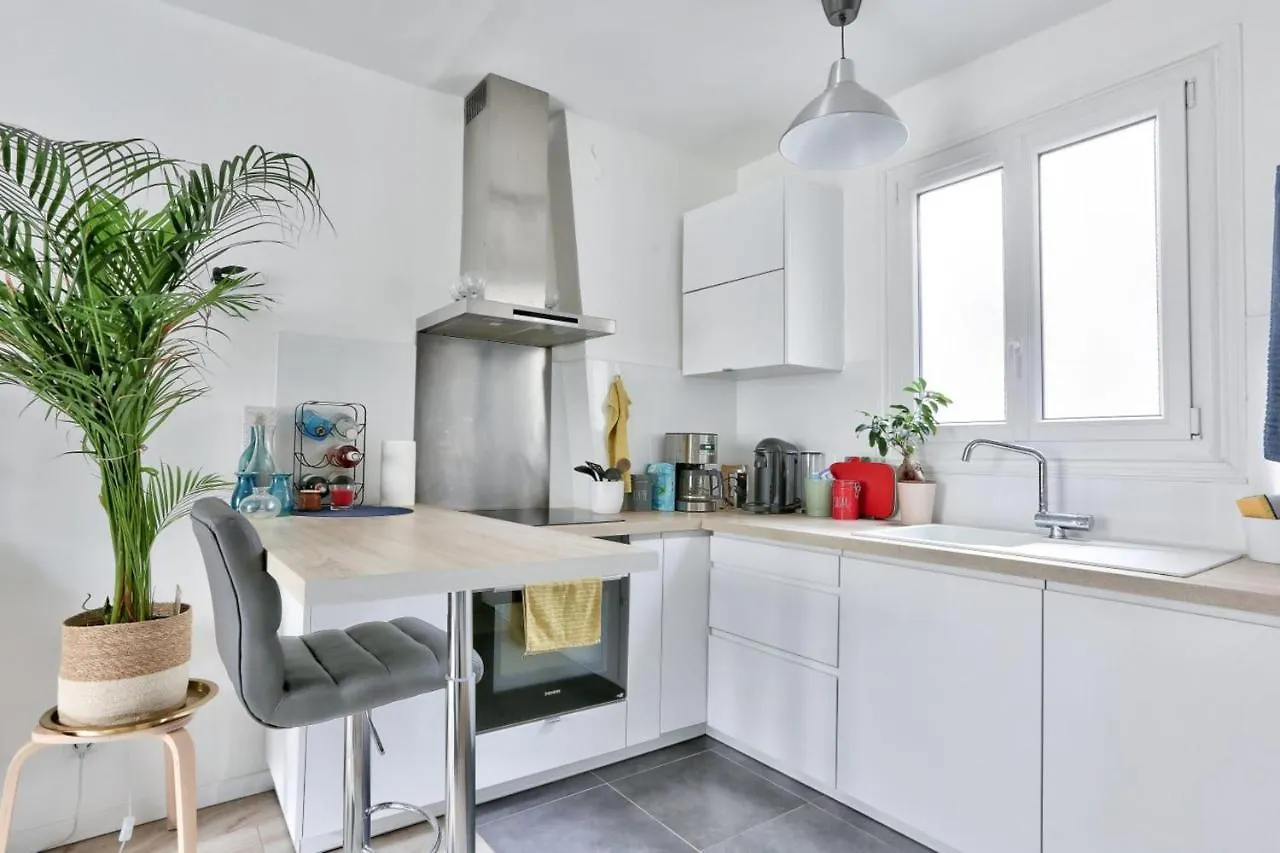 Bright Apartment For 4 People París