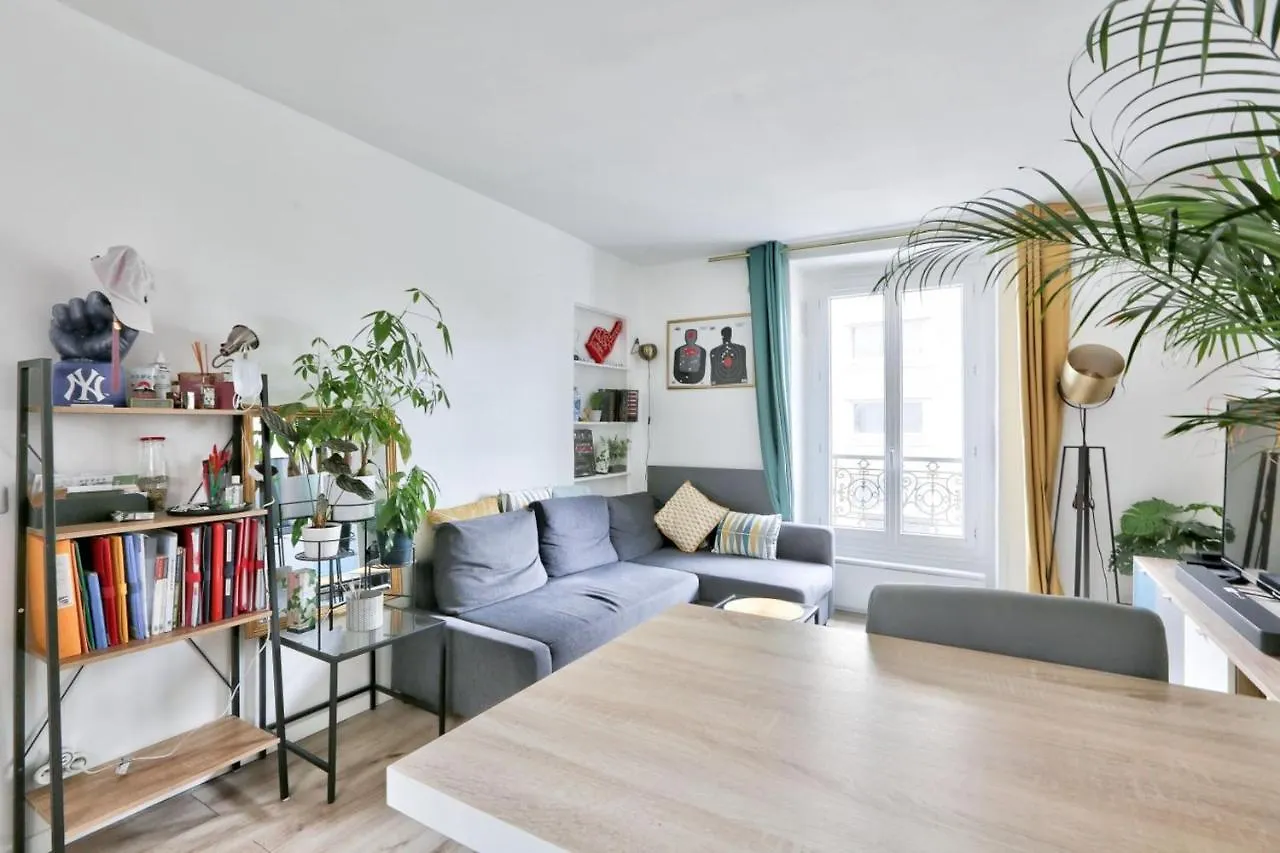 Bright Apartment For 4 People París
