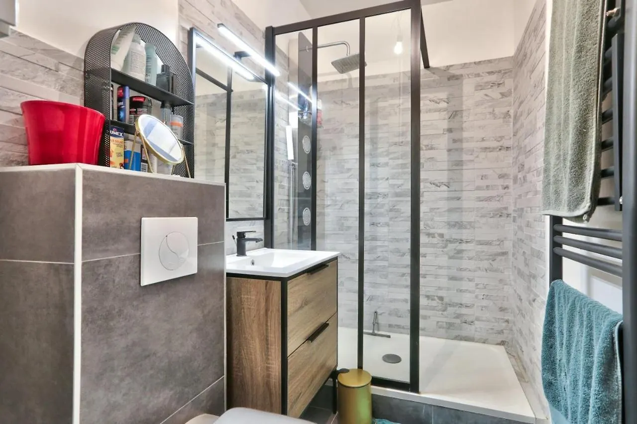 Bright Apartment For 4 People París